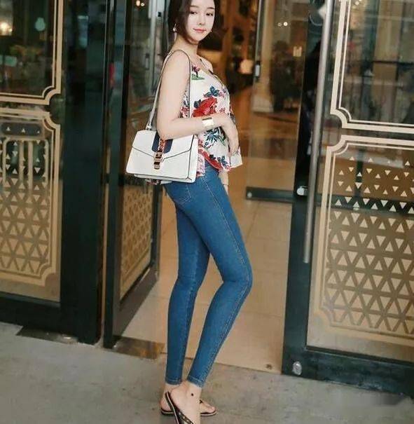 紧身牛仔短裤女_穿紧身牛仔短裤_牛仔紧身裤搭配什么上衣女